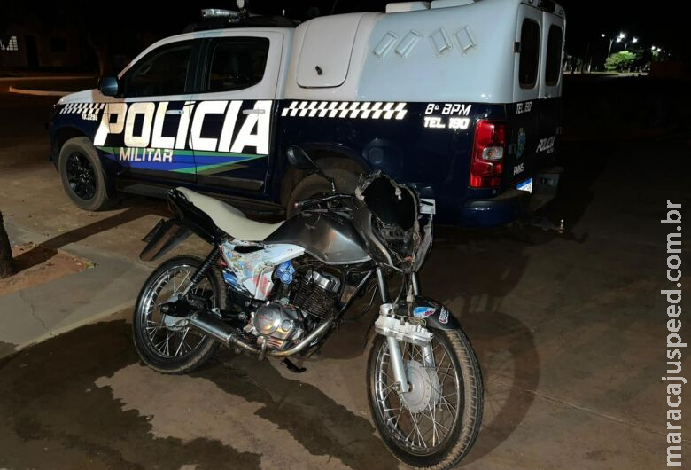 Adolescente joga motocicleta contra viatura e acaba na delegacia por direção perigosa