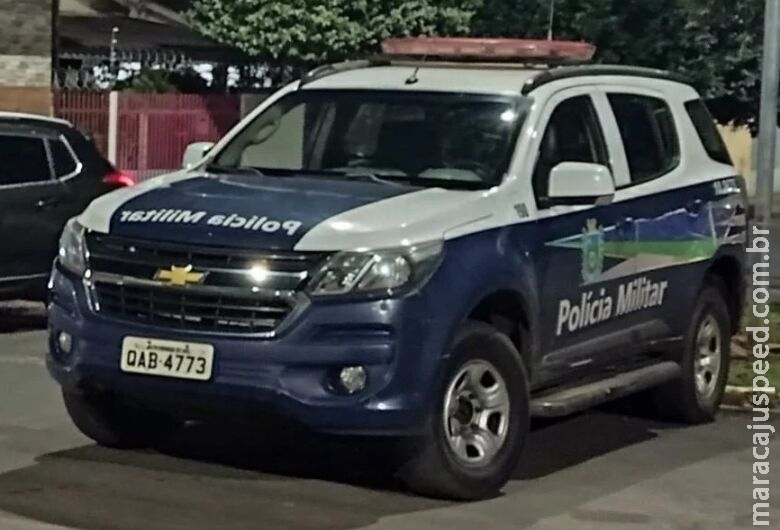 Alcoolizada, mulher é presa ao ser flagrada dormindo no volante no meio da rua