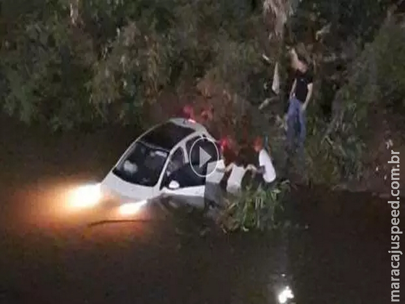 Ao desviar de homem, mulher perde controle do carro e cai em córrego