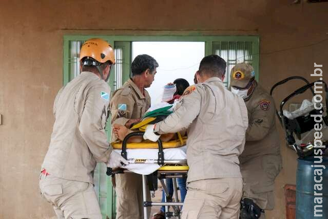 Ao tentar consertar telhado, mulher cai e é socorrida em estado grave Ao tentar consertar telhado, mulher cai e é socorrida em estado grave