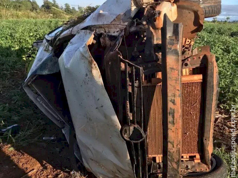 Após colidir em motocicleta, carro capota e mata quatro pessoas Após colidir em motocicleta, carro capota e mata quatro pessoas