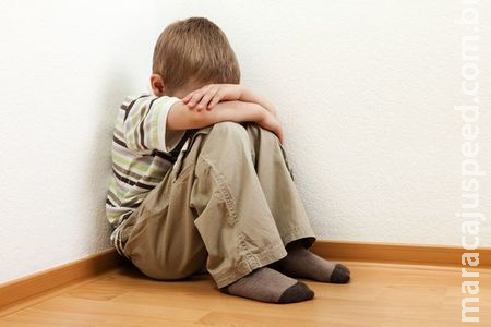 Após receber socos, criança de 10 anos fica por mais de uma hora de “joelhos”. Conselho Tutelar recebeu a denúncia