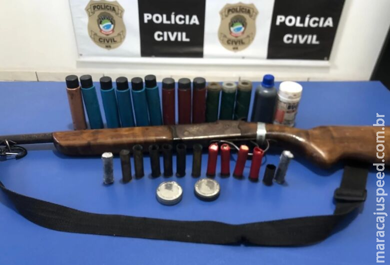Arma de fogo e munições são apreendidas em residência de agressor