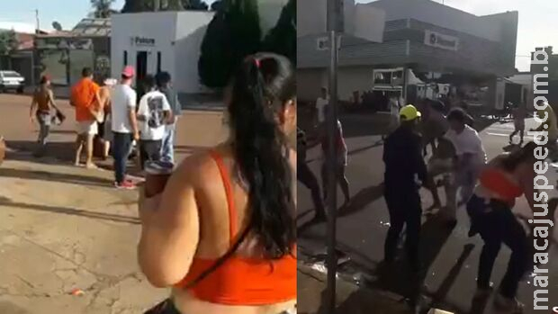 Briga generalizada termina em pancadaria em Rio Verde no meio da praça Briga generalizada termina em pancadaria em Rio Verde no meio da praça