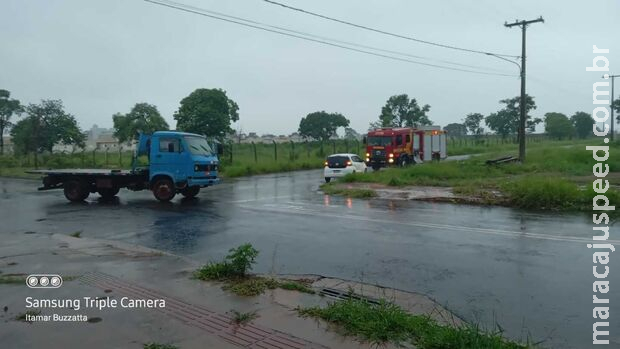 Caminhão-guincho avança sinal e bate em carro com duas crianças no Danúbio Azul Caminhão-guincho avança sinal e bate em carro com duas crianças no Danúbio Azul