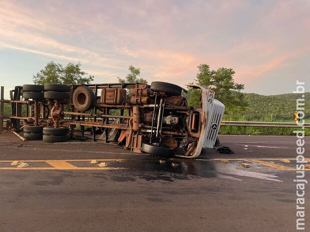 Caminhão tomba na BR-060 e duas pessoas ficam feridas em Nioaque Caminhão tomba na BR-060 e duas pessoas ficam feridas em Nioaque