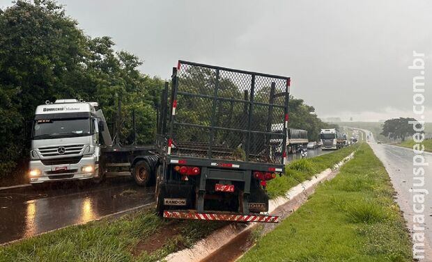 Carreta atravessa na pista e gera caos no trânsito na MS-134; chovia bastante Carreta atravessa na pista e gera caos no trânsito na MS-134; chovia bastante
