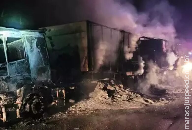 Carreta bitrem carregada de cimento fica destruída ao pegar fogo Carreta bitrem carregada de cimento fica destruída ao pegar fogo