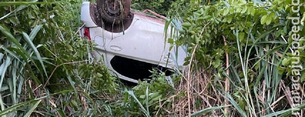 Carro capota e deixa motorista de aplicativo ferida em Corumbá Carro capota e deixa motorista de aplicativo ferida em Corumbá