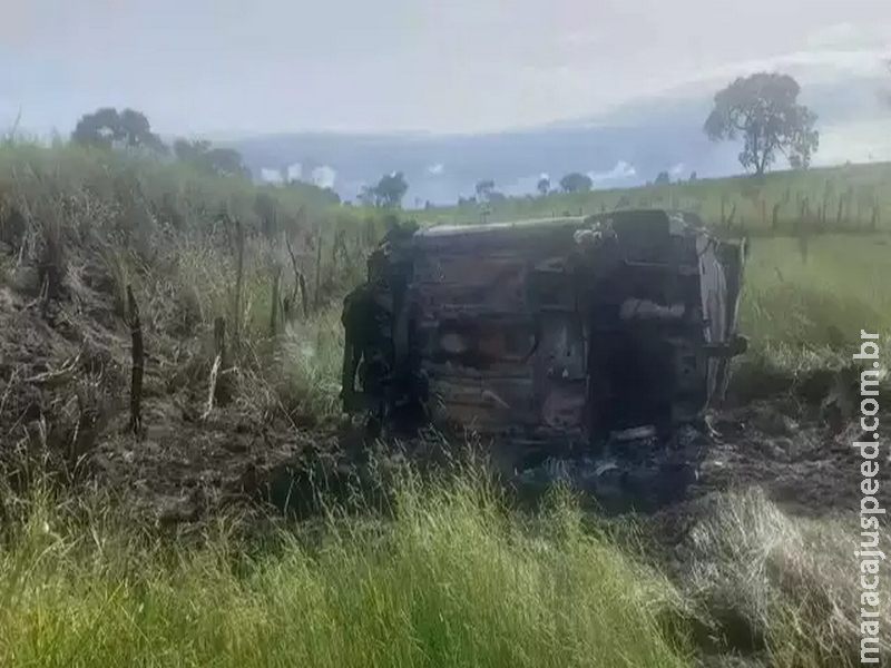 Carro capota, pega fogo e passageiro é socorrido em estado grave Carro capota, pega fogo e passageiro é socorrido em estado grave