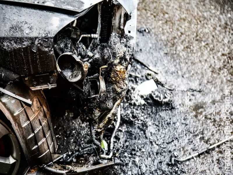 Carro pega fogo e fica destruído em Campo Grande Carro pega fogo e fica destruído em Campo Grande