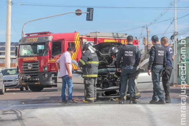 Carro pega fogo e trava trânsito na Rua 13 de Maio Carro pega fogo e trava trânsito na Rua 13 de Maio