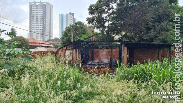 Casa é destruída por incêndio no Monte Castelo Casa é destruída por incêndio no Monte Castelo