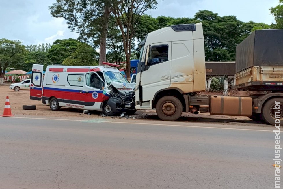 Colisão entre carreta e ambulância de prefeitura deixa uma pessoa morta e outra ferida em Caarapó