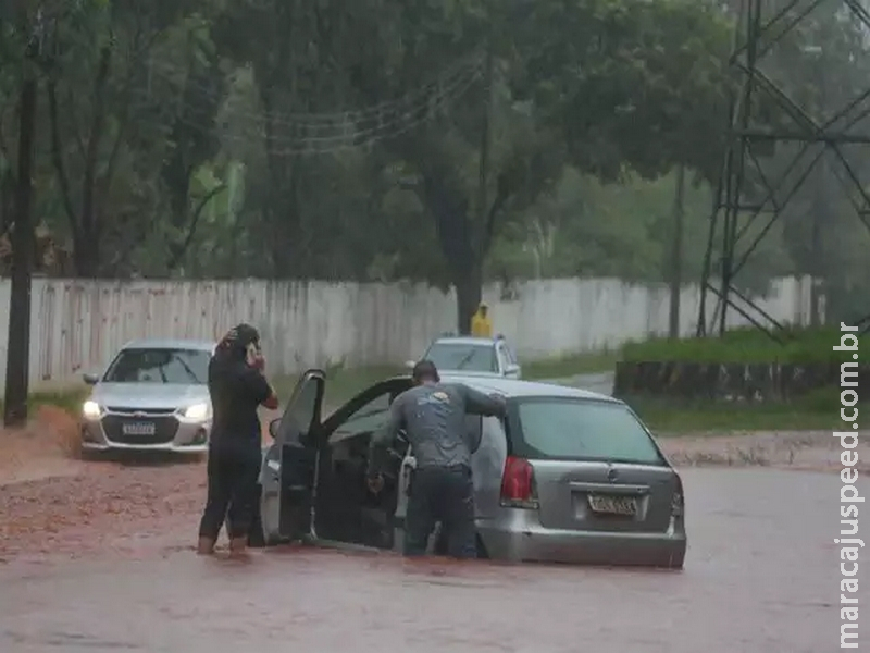Com água "na cintura", carro atola e motos passam com dificuldade na Guaicurus Com água "na cintura", carro atola e motos passam com dificuldade na Guaicurus