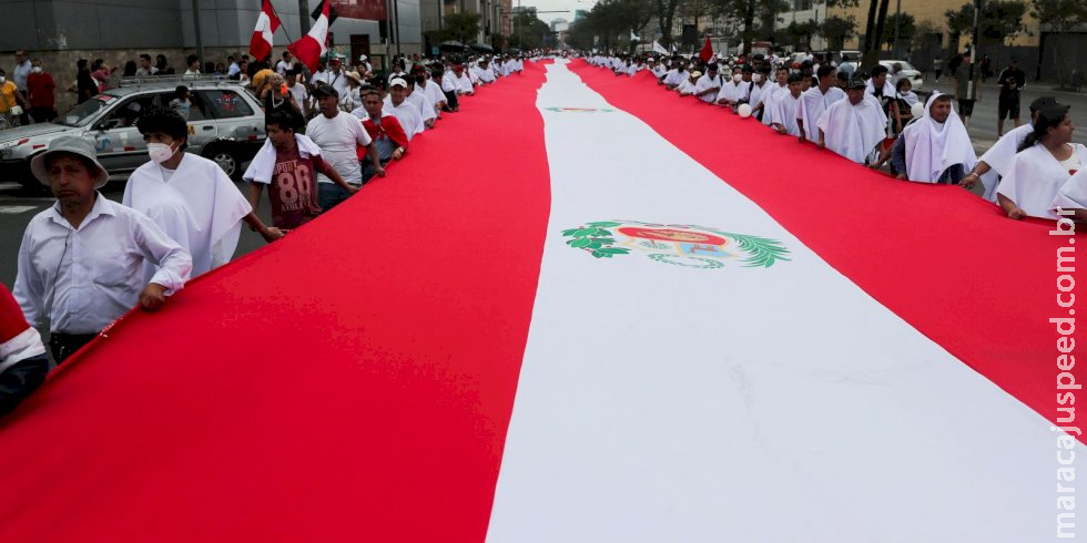 Confrontos durante manifestações no Peru deixam pelo menos 17 mortos Confrontos durante manifestações no Peru deixam pelo menos 17 mortos