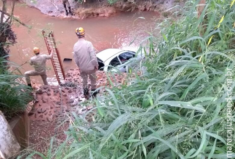 Corpos são retirados de veículo encontrado dentro de córrego; sobrevivente dormia próximo ao local