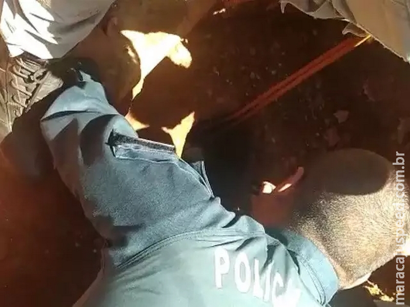 Criança de 1 ano é resgatada após cair em buraco de 30 centímetros de largura Criança de 1 ano é resgatada após cair em buraco de 30 centímetros de largura