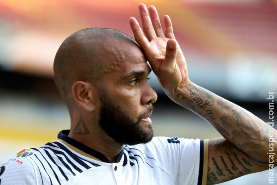Daniel Alves é detido na Espanha após denúncia de assédio sexual Daniel Alves é detido na Espanha após denúncia de assédio sexual