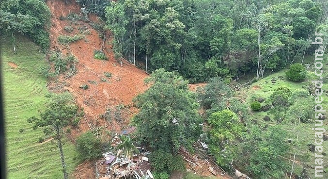 Deslizamentos deixam ao menos três mortos em cidades de Santa Catarina