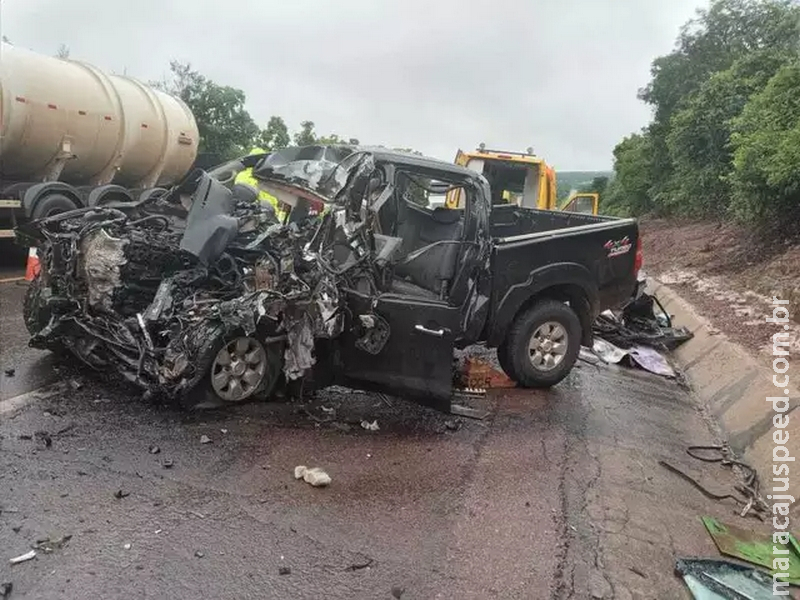 Duas pessoas morrem em colisão frontal na BR-163 Duas pessoas morrem em colisão frontal na BR-163