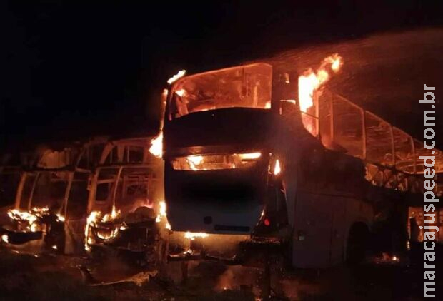 Dupla invade empresa e incendeia seis veículos em Três Lagoas Dupla invade empresa e incendeia seis veículos em Três Lagoas