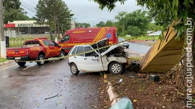 Empresário morre ao colidir carro em estrutura de concreto em Amambai Empresário morre ao colidir carro em estrutura de concreto em Amambai