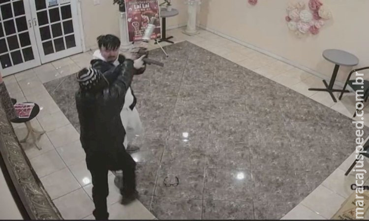 Homem desarma atirador que matou 11 pessoas na Califórnia e impede tragédia maior Homem desarma atirador que matou 11 pessoas na Califórnia e impede tragédia maior