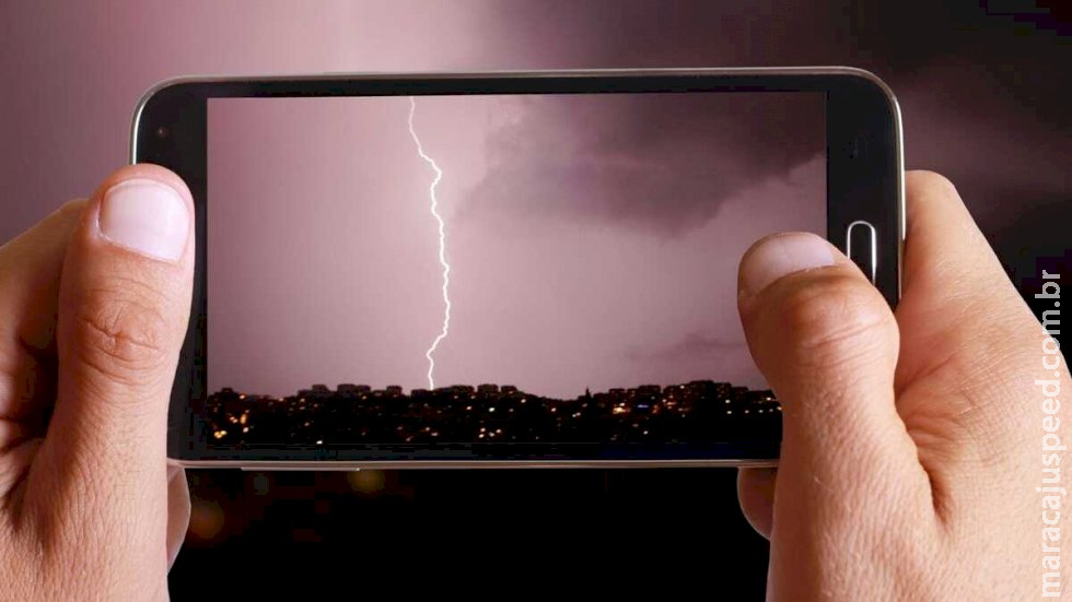 Homem é atingido por descarga elétrica de um raio quando usava o celular no Homem é atingido por descarga elétrica de um raio quando usava o celular no