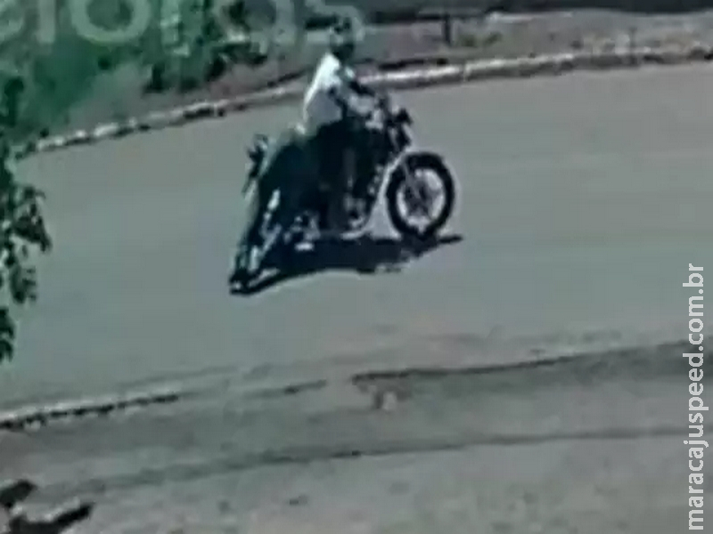 Homem é espancado por trio e arrastado em motocicleta Homem é espancado por trio e arrastado em motocicleta