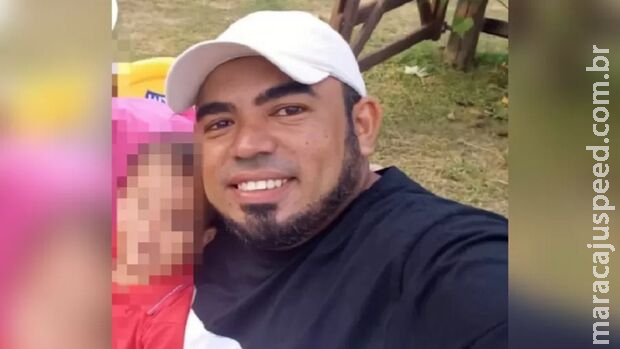 Homem esfaqueado cai de ambulância, é esquecido e encontrado morto minutos depois Homem esfaqueado cai de ambulância, é esquecido e encontrado morto minutos depois