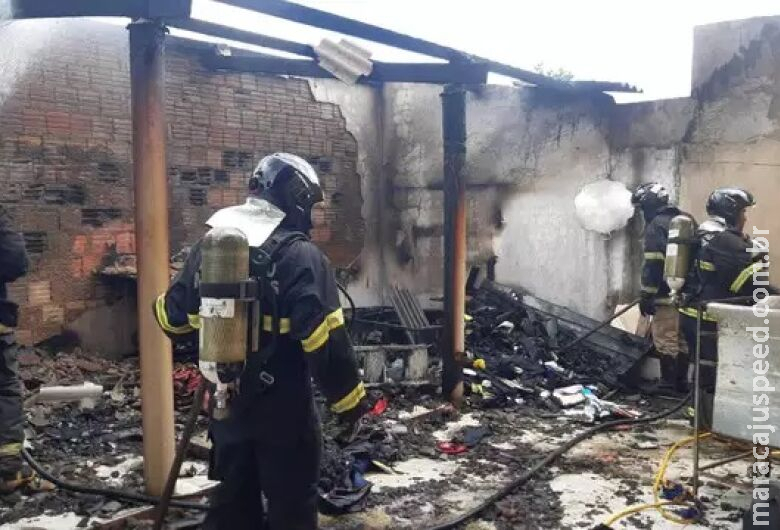 Incêndio destrói edícula e mata cachorro que estava acorrentado Incêndio destrói edícula e mata cachorro que estava acorrentado