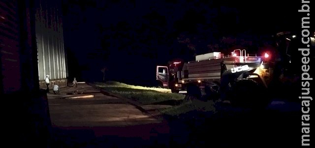 Incêndio em silo de empresa demora mais de 7 horas e consome mais de 75 mil litros de água no combate Incêndio em silo de empresa demora mais de 7 horas e consome mais de 75 mil litros de água no combate