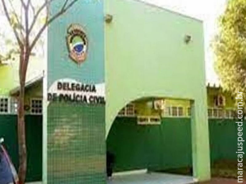 Mãe é levada para a delegacia após abandonar filhos em casa e menina ser agredida com mangueira