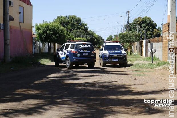 Marido se irrita com pergunta e coloca arma na cabeça da esposa no Pioneiros