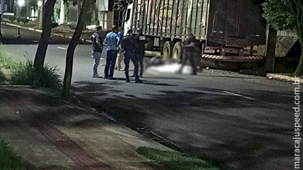 Motociclista de 23 anos morre ao atingir caminhão estacionado Motociclista de 23 anos morre ao atingir caminhão estacionado