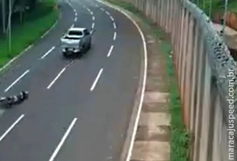 Motociclista fica em estado grave após ser atropelado por caminhonete 