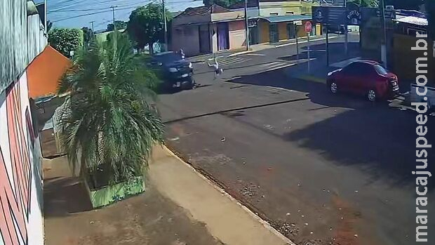 Motociclista voa após ser atropelada por caminhonete em Terenos Motociclista voa após ser atropelada por caminhonete em Terenos