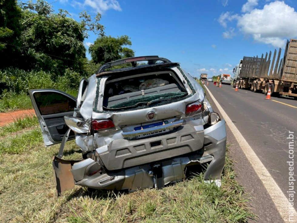 Motorista de carreta cochila ao volante e colide em traseira de veículo no "pare e siga" 