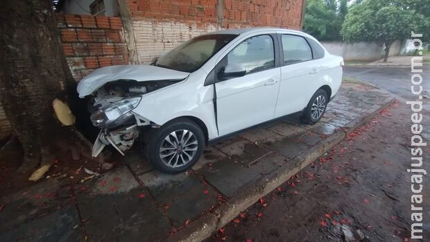Motorista de táxi passa mal e bate em árvore em Aquidauana Motorista de táxi passa mal e bate em árvore em Aquidauana