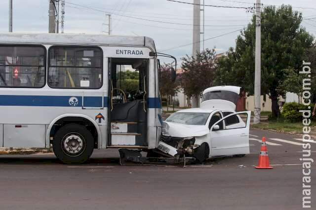 Motorista embriagado, invade contramão e bate em ônibus na Rua Brilhante