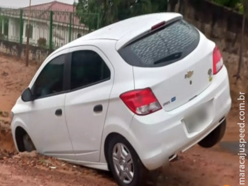 Motorista fica com carro preso em erosão após fortes chuvas em Coxim Motorista fica com carro preso em erosão após fortes chuvas em Coxim