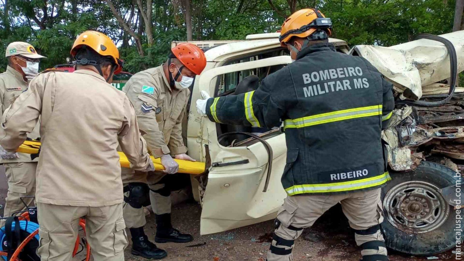 Motorista fica preso nas ferragens após acidente entre caminhonetes na BR-262