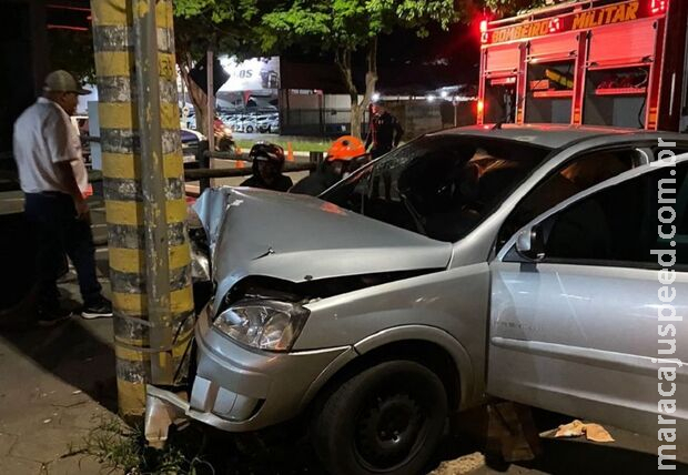 Motorista perde controle, bate em poste e deixa três feridos em Nova Andradina Motorista perde controle, bate em poste e deixa três feridos em Nova Andradina