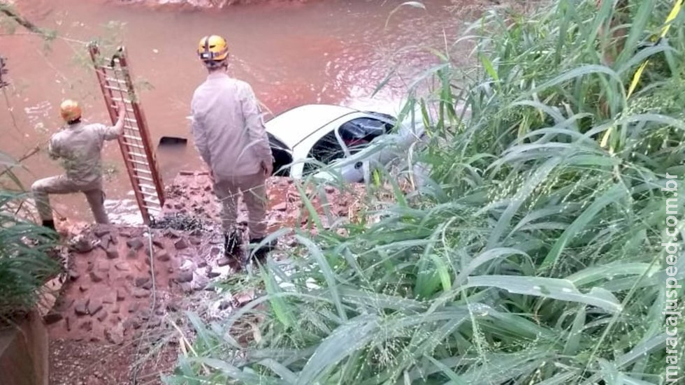 Motorista perde controle, carro cai em córrego e dois morrem em MS