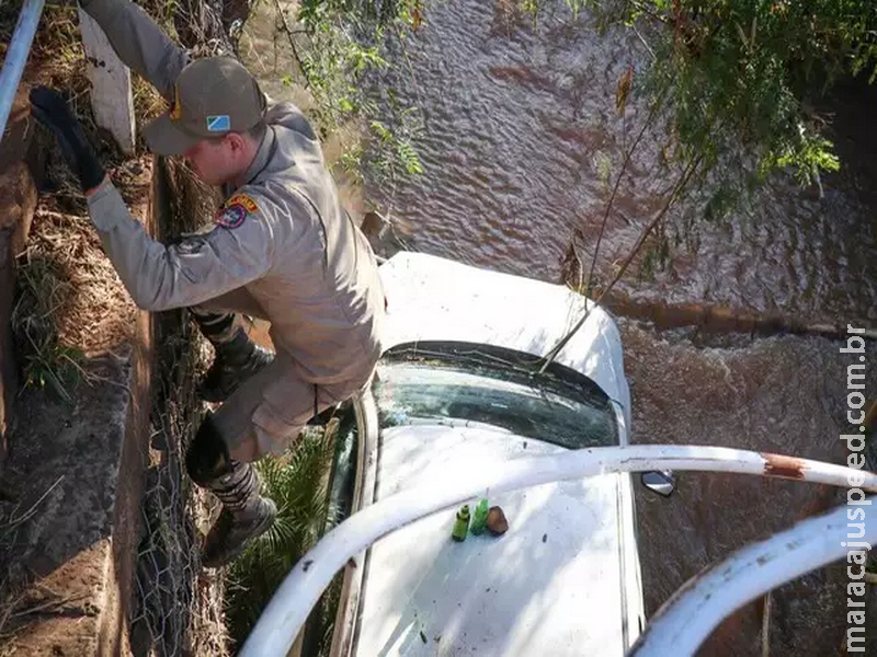 Motorista perde controle da direção e carro cai dentro de córrego Motorista perde controle da direção e carro cai dentro de córrego