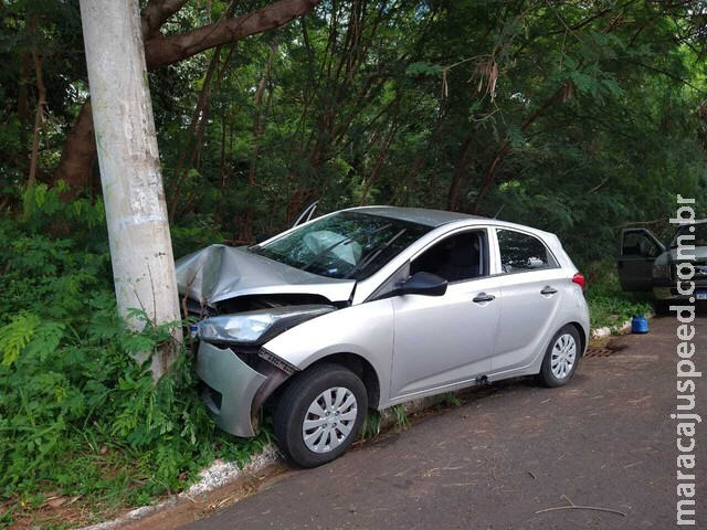 Motorista tem crise de enxaqueca, perde controle de carro e atinge poste Motorista tem crise de enxaqueca, perde controle de carro e atinge poste