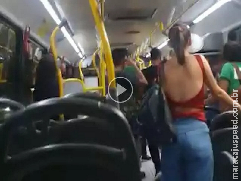 Motorista troca socos com passageiro, pega martelo e causa pânico em ônibus
