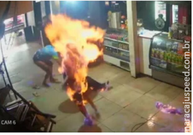 Mulher ateia fogo em outra, que queima viva em bar Mulher ateia fogo em outra, que queima viva em bar