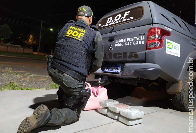 Mulher é presa pela polícia após usar bebê para transportar Mulher é presa pela polícia após usar bebê para transportar